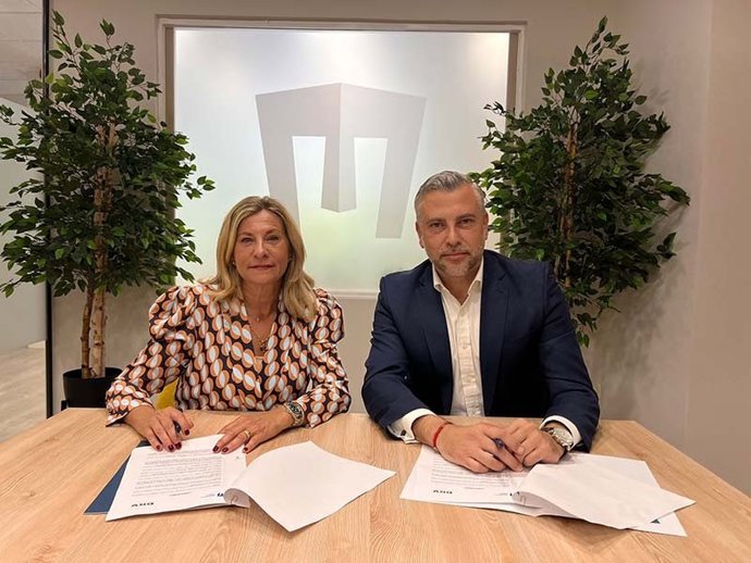 La presidenta del Colegio de Mediadores de Seguros de Madrid, Elena Jiménez de Andrade, y el director territorial de DKV, José Miguel Villada.