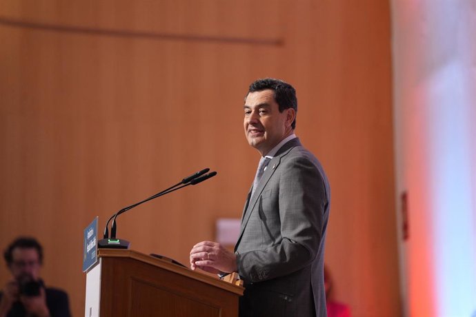El presidente de la Junta, Juanma Moreno (c) durante su intervención en la visita de las obras del Hospital Materno Infantil que el Servicio Andaluz de Salud está ejecutando en el Hospital Reina Sofía de Córdoba. (Foto de archivo).