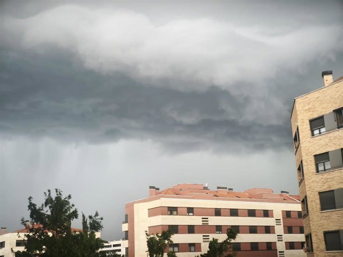 La tormenta de esta tarde se veía llegar a Logroño