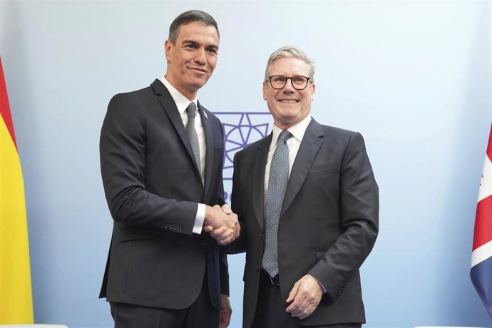 Archivo - El presidente del Gobierno, Pedro Sánchez, y el primer ministro británico, Keir Starmer