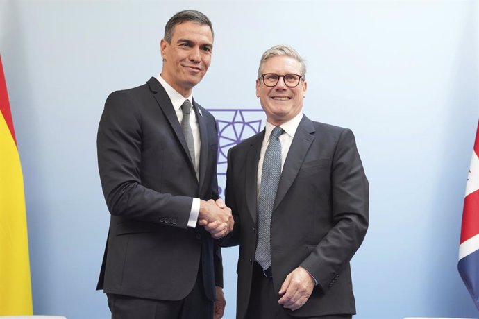 Archivo - 18 July 2024, United Kingdom, Woodstock: UK Prime Minister Sir Keir Starmer and Spain's Prime Minister Pedro Sanchez meet on the sidelines of the European Political Community summit at Blenheim Palace in Woodstock. Photo: Kin Cheung/PA Wire/dpa