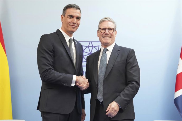 Archivo - Arquivo - 18 de julho de 2024, Reino Unido, Woodstock: O primeiro-ministro do Reino Unido, Sir Keir Starmer, e o primeiro-ministro da Espanha, Pedro Sanchez, se reúnem à margem da cúpula da Comunidade Política Europeia no Palácio de Blenheim, em