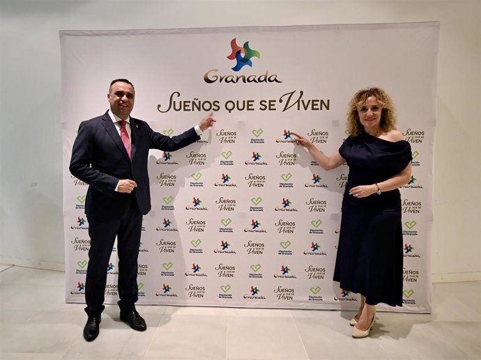 El presidente de la Diputación, Francis Rodríguez, junto a la diputada provincial de Turismo, Marta Nievas, en la presentación del nuevo eslogan 'Granada, sueños que se viven'.