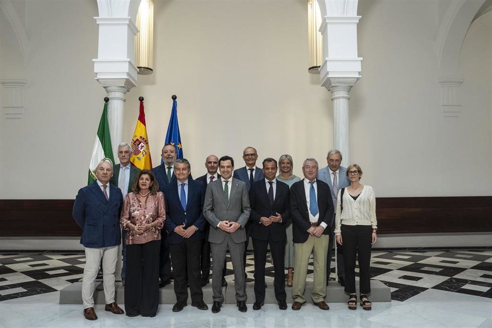 El presidente de la Junta de Andalucía, Juanma Moreno, y el consejero de Presidencia, Interior, Diálogo Social y Simplificación Administrativa, Antonio Sanz, en la recepción a todos los directores de la Forta.