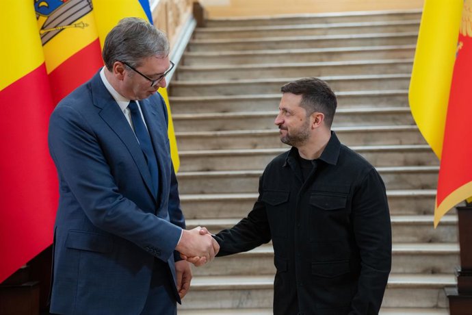 O presidente ucraniano Volodimir Zelenski recebe seu colega sérvio Aleksandar Vucic.