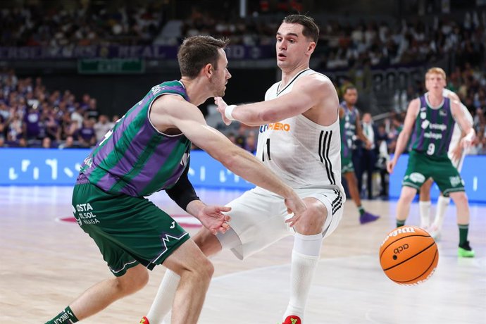 Tyler Kalinoski, do Unicaja, e Mario Hezonja, do Real Madrid, em ação durante o primeiro jogo da semifinal do Playoff da Liga Endesa entre Real Madrid e Unicaja na Movistar Arena em 11 de junho de 2025 em Madri, Espanha.