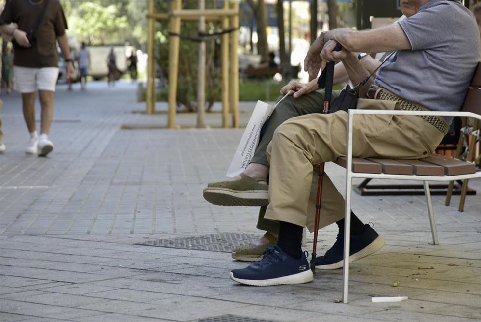 Archivo - Varias personas sentadas en un banco de la calle Consell de Cent, a 8 de septiembre de 2023, en Barcelona, Catalunya (España).