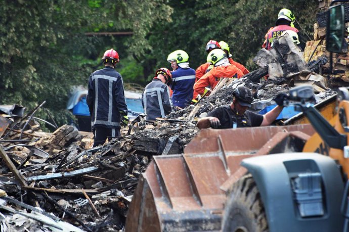 6 de junho de 2025, Kiev, Ucrânia: Serviços de emergência e equipes de resgate limpam escombros no local de explosões em prédios após um ataque russo noturno. Na noite de 6 de junho, as forças russas lançaram um ataque combinado contra Kiev e a região da 