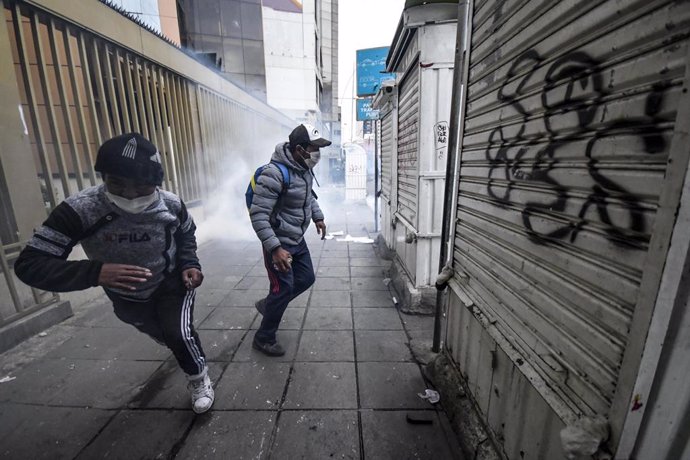 November 13, 2019, La Paz, La Paz, Bolivia: Clashes in La Paz / Bolivia. Pro Evo Morales suporters escape from tear gas during one of the last clash in La Paz. Clashes with Police during riots between pro and anti Evo Morales demonstrators . Demonstrators