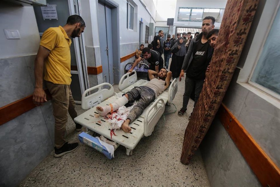Un hombre palestino en un hospital tras ser herido esperando conseguir ayuda humanitaria en un centro de distribución en la Franja de Gaza