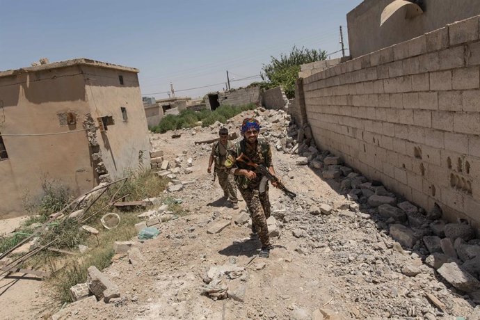 Archivo - Arquivo - 1 de julho de 2017 - Raqqa, Síria - Síria / Área de Raqqa - Dois soldados do FDS (curdos) estão passando por uma rua.