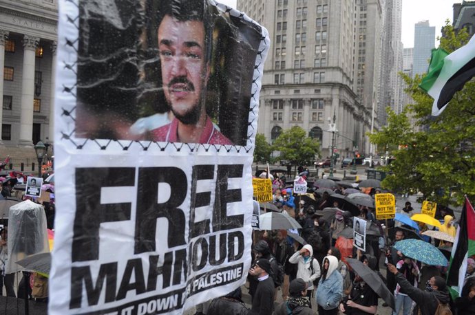 May 22, 2025, New York, United States: A pro-Palestine demonstrator holds a placard of Mahmoud Khalil at a rally in Foley Square demanding Khalil's release. Demonstrators in Manhattan, New York City condemned the Trump administration for the arrest and po