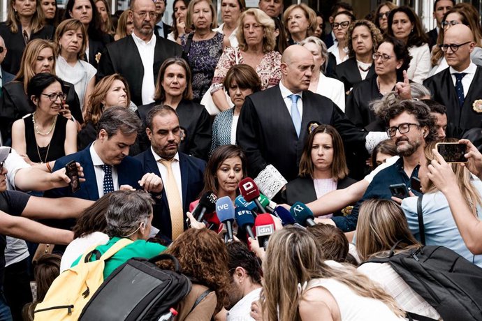 La miembro de la asociación profesional de la Magistratura (APM), Fátima Beardo, y otros jueces y fiscales, durante un paro de diez minutos de asociaciones de jueces y fiscales, a 11 de junio de 2025, en Madrid (España).