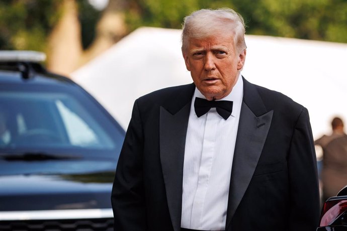 June 11, 2025, Washington, District Of Columbia, USA: United States President Donald J Trump stops before getting into the Beast with first lady Melania Trump as they head to the opening night of 'Les Miserables' at the Kennedy Center on June 11, 2025 in 
