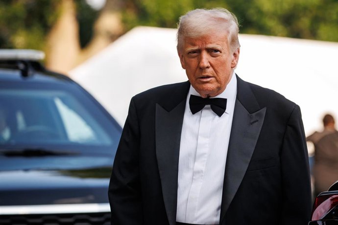 11 de junho de 2025, Washington, Distrito de Columbia, EUA: O presidente dos Estados Unidos, Donald J. Trump, para antes de entrar no carro com a primeira-dama, Melania Trump, enquanto se dirigem para a noite de abertura de "Les Miserables" no Kennedy Cen