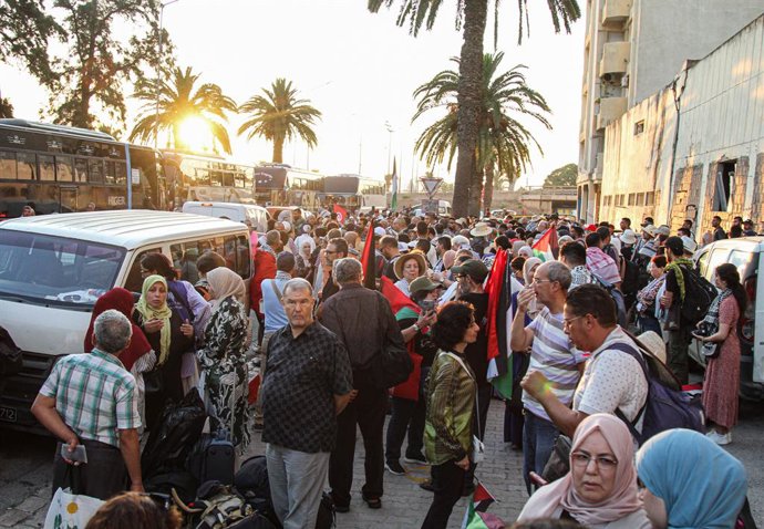 9 de junho de 2025: Tunis, Tunísia. 09 de junho de 2025. Voluntários se reúnem em Túnis em solidariedade aos habitantes de Gaza e palestinos para apoiar e participar do "Convoy of Resilience". Um comboio terrestre de voluntários da sociedade civil está pr