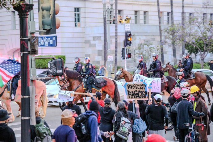 10 de junho de 2025, Los Angeles, Califórnia, EUA: Os protestos contra o ICE continuam em 10 de junho de 2025 no centro da cidade de Los Angeles, em torno dos prédios federais para onde o ICE está levando supostos imigrantes ilegais para serem detidos. A 