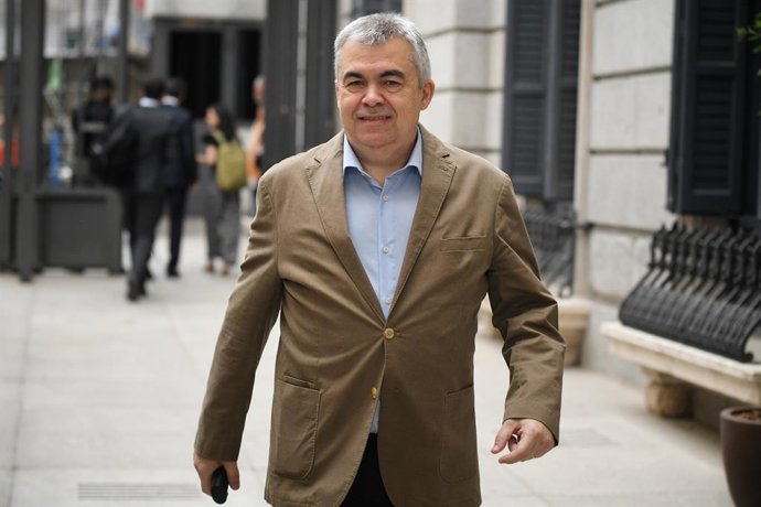 O secretário de organização do PSOE, Santos Cerdán, em sua chegada a uma sessão de controle do governo no Congresso dos Deputados, em 11 de junho de 2025, em Madri (Espanha). O Presidente do Governo participa de sua primeira sessão de controle no Congress