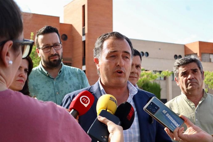 David Moreno en atención a los medios en Alcázar de San Juan.