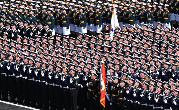 Archivo - May 9, 2025, Moscow, Moscow Oblast, Russia: Russian Navy sailors march past the review stand during the annual Victory Day military parade through Red Square, May 9, 2025, in Moscow, Russia.