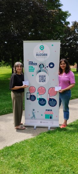 Arantxa Pérez y Arantxa Gómez del Cerro, terapeutas ocupacionales del Servicio Navarro de Salud – Osasunbidea y creadoras de “Guía AUZOAN. Nos movemos por el barrio”.