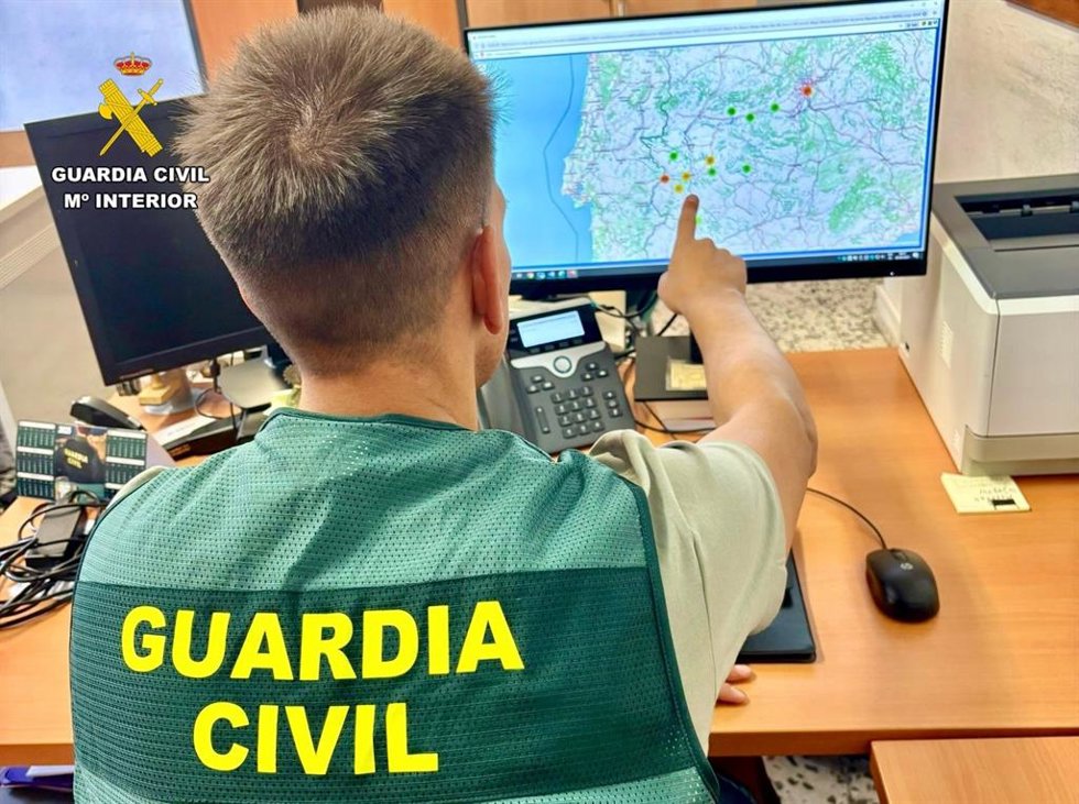 Un agente de la Guardia Civil delante de la pantalla de un ordenador.