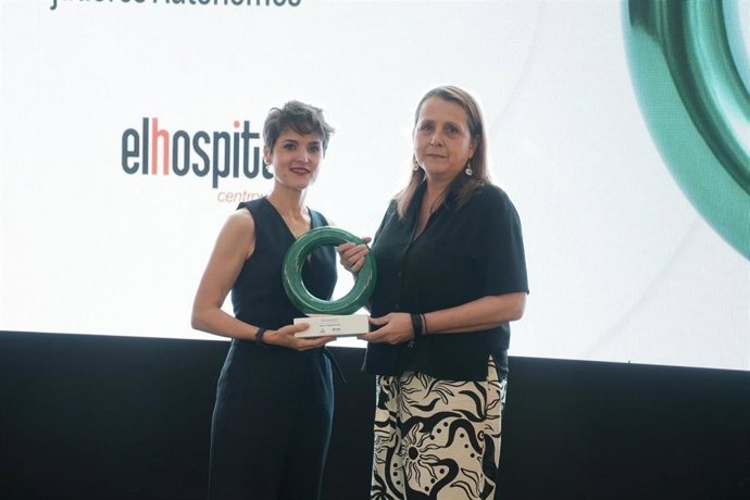 La presidenta de la Diputación de Badajoz, Raquel del Puerto, con una de las galardonadas.