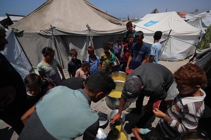 Palestinos esperan a la distribución de alimentos en Gaza