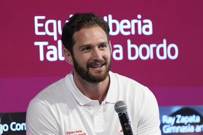 Niko Shera durante a apresentação do projeto "Talento a bordo" da Iberia com atletas olímpicos e paraolímpicos no Espacio Cultural Serreria Belga em 02 de junho de 2025 em Madri, Espanha.