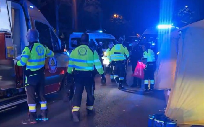 Archivo - Imagen de archivo de efectivos sanitarios de Emergencias Madrid atendiendo un atropello en la capital.