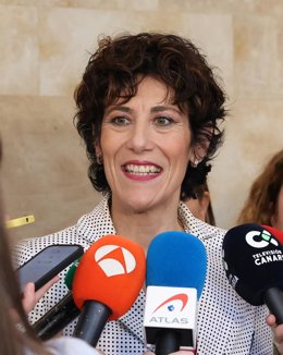 Archivo - La ministra de Inclusión, Seguridad Social y Migraciones, Elma Saiz, ofrece declaraciones a los medios de comunicación tras su reunión con Netflix, en la sede del Ministerio, a 31 de marzo de 2025, en Madrid (España). La reunión ha tenido lugar 