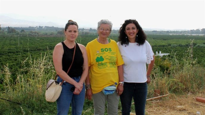 La portavoz adjunta de Con Málaga, Toni Morillas, junto a vecinas que defienden la Vega de Mestanza