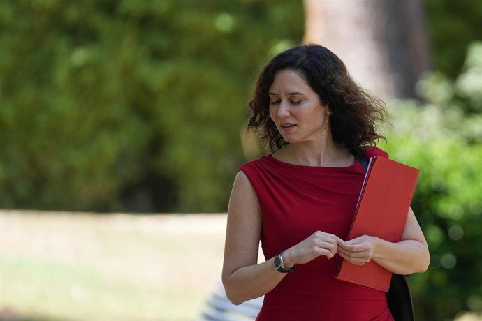 La presidenta de la Comunidad de Madrid, Isabel Díaz Ayuso, se dirige a una rueda de prensa posterior a la XXVIII Conferencia de Presidentes, en Palau de Pedralbes de Barcelona, a 6 de junio de 2025, en Barcelona, Catalunya (España). 