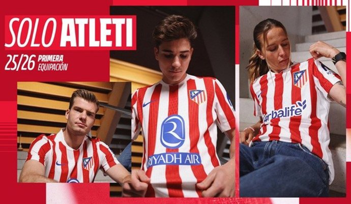 El Atlético de Madrid presenta la nueva camiseta para la temporada 2025-26.