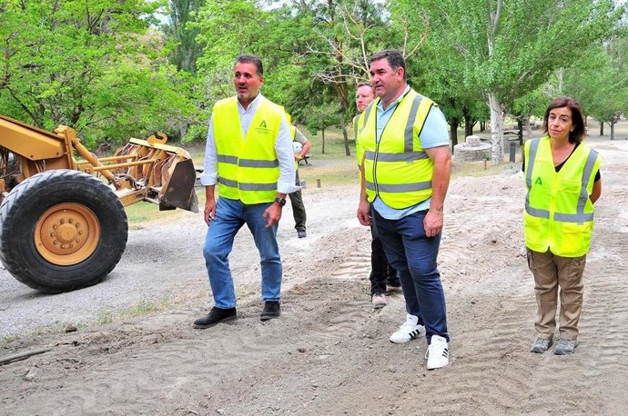 El delegado de Sostenibilidad y Medio Ambiente de la Junta en Granada, Manuel Francisco García, a la izquierda en la imagen, visita el Área Recreativa de Puerto Lobo junto con el alcalde de Víznar, David Espigares, en primer término
