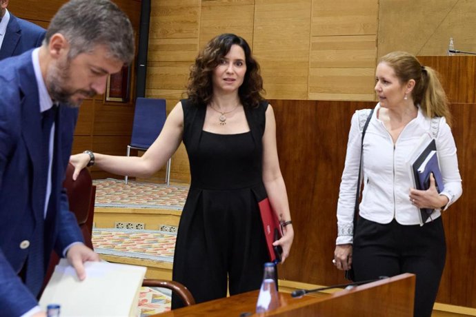 (I-D) El consejero de Presidencia, Justicia y Administración Local, Miguel Ángel García, la presidenta de la Comunidad de Madrid, Isabel Díaz Ayuso, y la consejera de Familia, Juventud y Asuntos Sociales, Ana Dávila, durante una sesión plenaria 