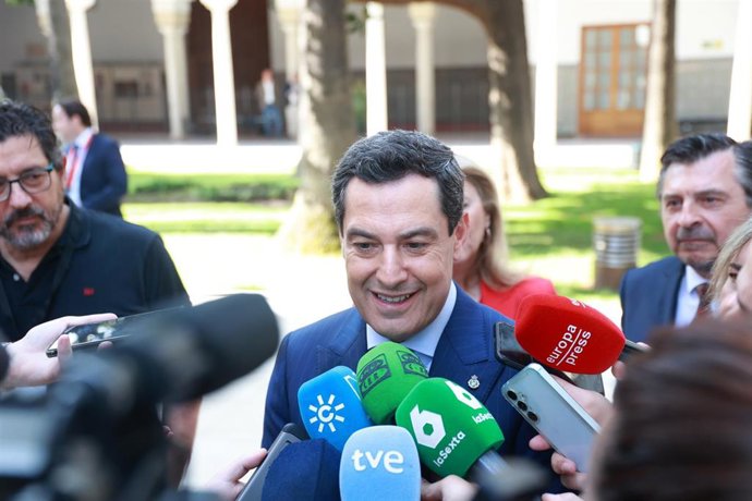 El presidente de la Junta, Juanma Moreno, atiende a los medios antes de comparecer a petición propia en el Parlamento en un debate general sobre la situación de la comunidad