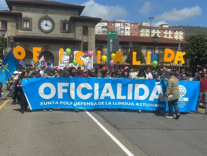 Archivo - Manifestación pola oficialidá.
