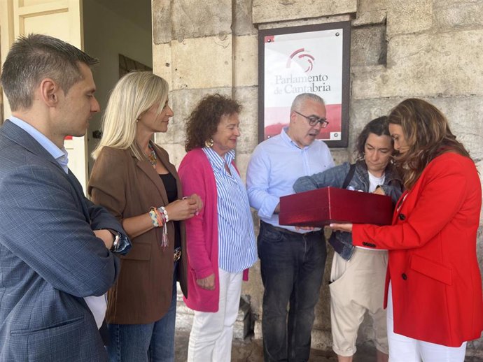 El AMPA de El Pedregal registra en el Parlamento más de 11.300 firmas contra el cierre del centro