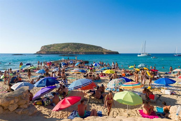 Archivo - Bañistas en la Cala Conta, a 9 de agosto de 2022, en Ibiza, Baleares (España).