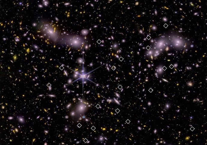 Los diamantes blancos muestran la ubicación de 20 de las 83 galaxias jóvenes, de baja masa y con brotes de formación estelar encontradas en imágenes infrarrojas del cúmulo de galaxias gigantes Abell 2744.