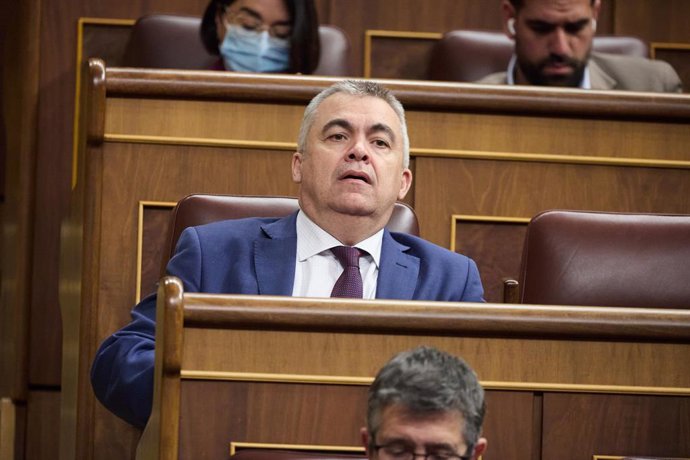 O Secretário de Organização do PSOE e deputado, Santos Cerdán, durante uma sessão plenária no Congresso dos Deputados em 20 de maio de 2025, em Madri (Espanha). Os membros do Congresso estão debatendo, entre outras questões, a proposta de reforma do