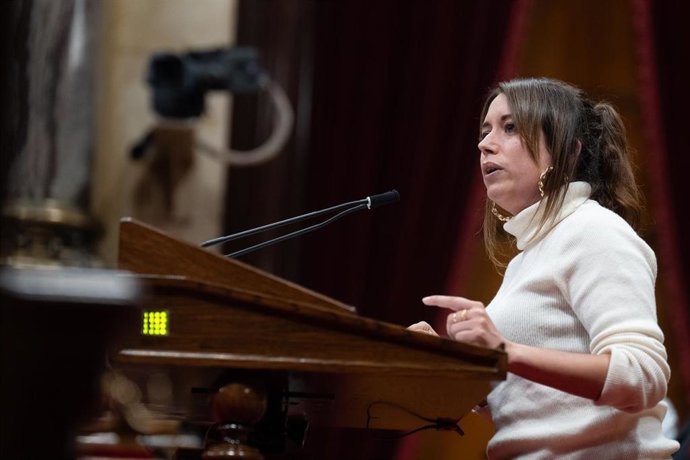 Archivo - La diputada de la CUP en el Parlament, Laure Vega, interviene durante un debate de Política General en el Parlament de Catalunya, a 9 de octubre de 2024, en Barcelona, Catalunya (España). Este miércoles continúa en el Parlament de Catalunya el P