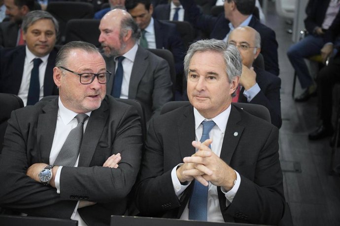 El secretario de Finanzas de la República Argentina, Pablo Quirno (d), durante un encuentro Foro América organizado por Europa Press, en Estudio de Comunicación, a 12 de junio de 2025, en Madrid (España).