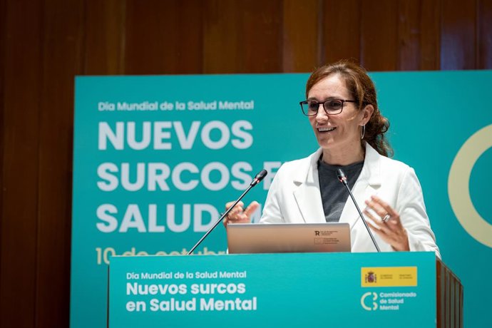 Archivo - Arquivo - A Ministra da Saúde, Mónica García, discursa na abertura do evento por ocasião do Dia Mundial da Saúde Mental - "Novos rumos na saúde mental", na sede do Ministério, em 10 de outubro de 2024, em Madri (Espanha). A Comissão