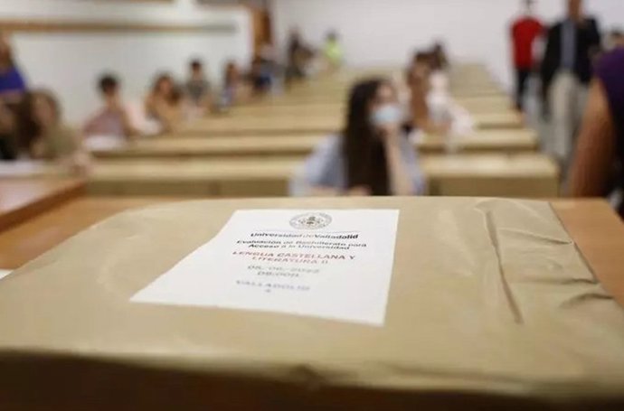 Imagen De Archivo De Un Sobre Con Los Exámenes De Lengua Castellana Y Literatura En La Realización De Las Pruebas De Acceso A La Universidad 2022