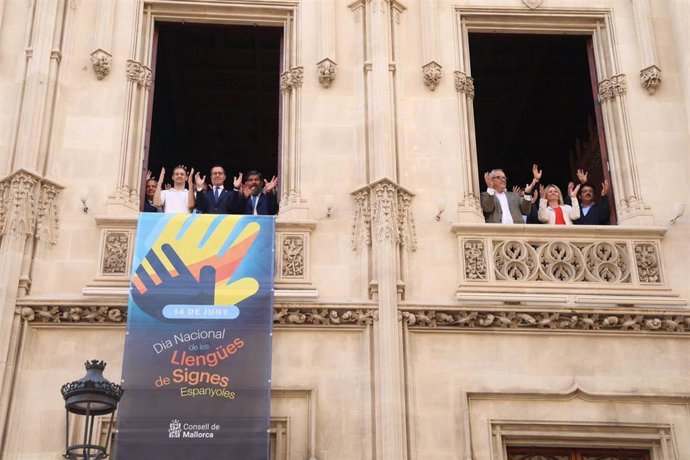 Representantes del Consell de Mallorca celebran el Día Nacional de las Lenguas de Signos españolas.