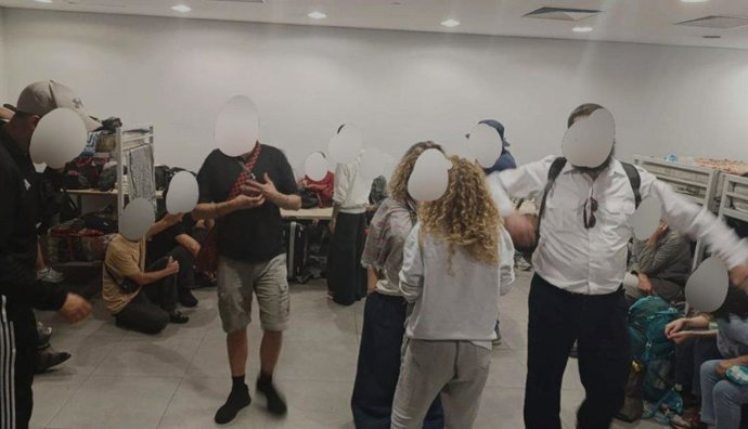 Participantes en la Marcha a Gaza retenidos en el aeropuerto de El Cairo.