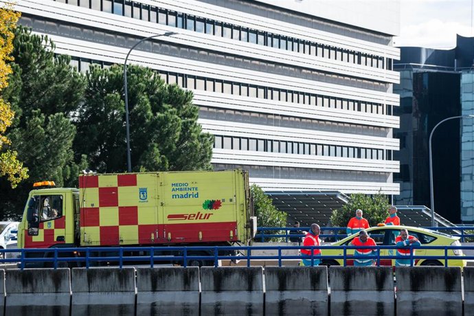 Archivo - Imagen de archivo de efectivos del Servicio de Limpieza Urgente (SELUR) de Madrid.