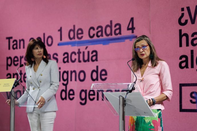 Archivo - La ministra de Igualdad, Ana Redondo (i), y la delegada del Gobierno contra la Violencia de Género, Carmen Martínez Perza (d), ofrecen una rueda de prensa durante la presentación de una campaña institucional de sensibilización contra la violenci